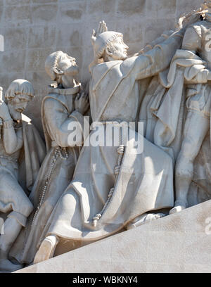 Dettaglio delle figure sul monumento alle scoperte del nuovo mondo, Belem, Lisbona, Portogallo. Foto Stock