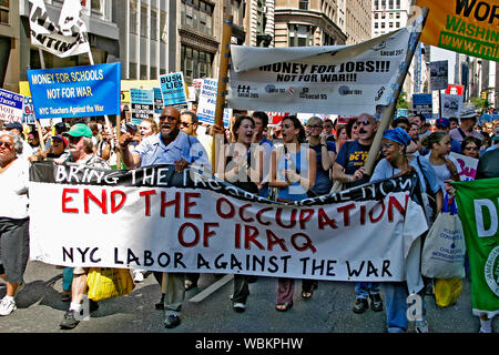 Agosto 29, 2004. La pace e la libertà marzo nella città di New York in concomitanza con la convention repubblicana tenutasi a Madison Square Garden ha richiamato centinaia di migliaia di dimostranti per inviare un messaggio all'amministrazione Bush. Foto Stock