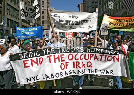 Agosto 29, 2004. La pace e la libertà marzo nella città di New York in concomitanza con la convention repubblicana tenutasi a Madison Square Garden ha richiamato centinaia di migliaia di dimostranti per inviare un messaggio all'amministrazione Bush. Foto Stock