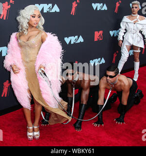 Newark, Stati Uniti. 26 Ago, 2019. NEWARK, NEW JERSEY, Stati Uniti d'America - 26 agosto: Nikita Dragun arriva a 2019 MTV Video Music Awards che si è tenuto presso il Centro Prudential su agosto 26, 2019 a Newark, New Jersey, Stati Uniti. (Foto di Xavier COLLIN/Image Press Agency) Credito: Image Press Agency/Alamy Live News Credito: Image Press Agency/Alamy Live News Foto Stock