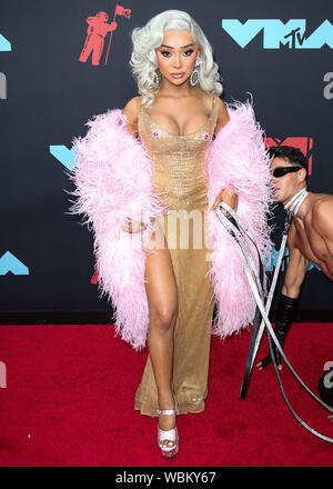 Newark, Stati Uniti. 26 Ago, 2019. NEWARK, NEW JERSEY, Stati Uniti d'America - 26 agosto: Nikita Dragun arriva a 2019 MTV Video Music Awards che si è tenuto presso il Centro Prudential su agosto 26, 2019 a Newark, New Jersey, Stati Uniti. (Foto di Xavier COLLIN/Image Press Agency) Credito: Image Press Agency/Alamy Live News Credito: Image Press Agency/Alamy Live News Foto Stock