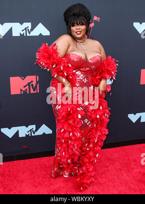 Newark, Stati Uniti. 26 Ago, 2019. NEWARK, NEW JERSEY, Stati Uniti d'America - 26 agosto cantante Lizzo indossando un custom Moschino abito arriva a 2019 MTV Video Music Awards che si è tenuto presso il Centro Prudential su agosto 26, 2019 a Newark, New Jersey, Stati Uniti. (Foto di Xavier COLLIN/Image Press Agency) Credito: Image Press Agency/Alamy Live News Credito: Image Press Agency/Alamy Live News Foto Stock