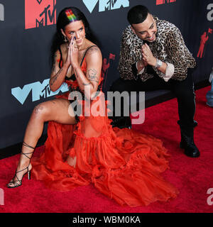 Newark, Stati Uniti. 26 Ago, 2019. NEWARK, NEW JERSEY, Stati Uniti d'America - 26 agosto: Halsey e Montana francese arrivano al 2019 MTV Video Music Awards che si è tenuto presso il Centro Prudential su agosto 26, 2019 a Newark, New Jersey, Stati Uniti. (Foto di Xavier COLLIN/Image Press Agency) Credito: Image Press Agency/Alamy Live News Credito: Image Press Agency/Alamy Live News Foto Stock