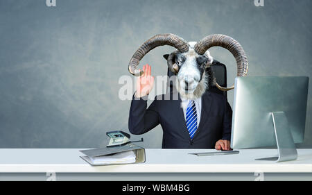 Immagine simbolica di scortese, spiacevole collega e bad atmosfera di lavoro in ufficio Foto Stock