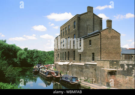 Ex ufficio di carbone di edifici e il Regents Canal presso il nuovo carbone gocce di sviluppo del cantiere, King's Cross London REGNO UNITO Foto Stock