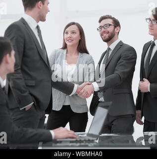 Business colleghi seduti ad un tavolo durante una riunione con due Foto Stock