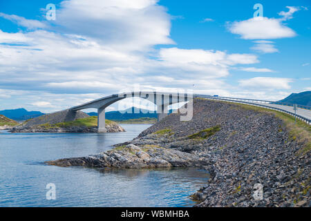 Norvegia Oceano Atlantico su strada o la strada atlantica (Atlanterhavsveien) stato insignito del titolo di "costruzione norvegese del secolo'. La strada classi Foto Stock