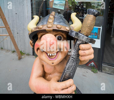 Funny trollo figura davanti a un negozio di souvenir in Norvegia Foto Stock