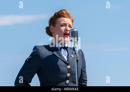 Kylie Bates del D-Day darlings di eseguire presso i bambini hanno bisogno di poca aria Gransden e Auto Show. Vintage RAF. Il tempo di guerra era il canto. Femmina Foto Stock