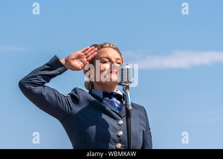 Katie Ashby dei D-Day Darlings che si esibisce al Children in Need Little Gransden Air and Car Show. Saluto. Salute Foto Stock