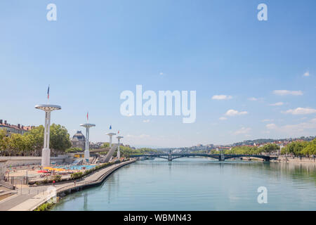 Pont de l'Universite bridge a Lione, Francia su un panorama dell'argine del fiume Rodano (Quais de rhone) con i vecchi edifici e gli universi Foto Stock