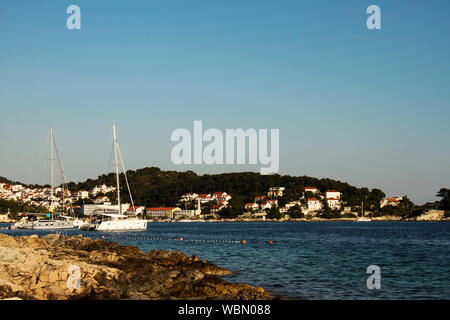 La citta di Hvar marina con barche diverse in esso, Croazia Foto Stock