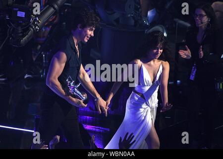 NEWARK, NJ - 26 agosto: Shawn Mendes e Camila Cabello assiste gli MTV Video Music Awards presso il Centro Prudential su agosto 26, 2019 a Newark, New Jersey. Foto: imageSPACE /MediaPunch Foto Stock