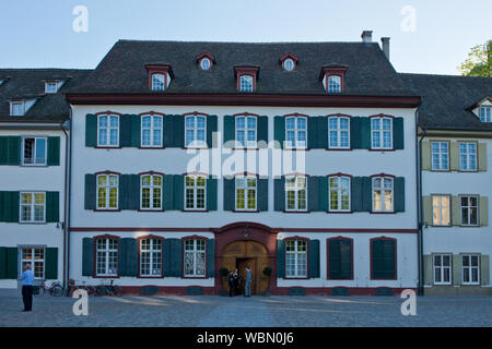 Vecchio stile di architettura di edificio per uffici di Munsterplatz. Città vecchia di Basilea, in Svizzera Foto Stock