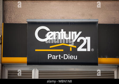 Lione, Francia - 19 luglio 2019: il secolo 21 logo nella parte anteriore del loro agente immobiliare per Lione. Secolo 21 è un American real estate franchising sparsi wor Foto Stock