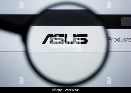 Los Angeles, California, Stati Uniti d'America - 21 Joule 2019: Editoriale illustrativo del sito ASUS homepage. Logo ASUS.COM visibile sullo schermo di visualizzazione. Foto Stock