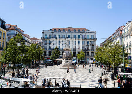 Vita quotidiana presso la splendida Luis de Camoes Square a Lisbona, Portogallo Foto Stock