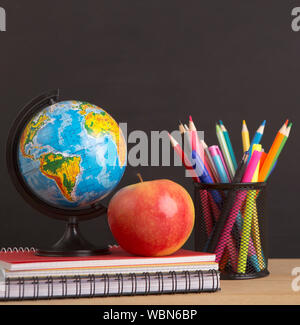 Close up fresh apple per pranzo, notebook e matite Foto Stock