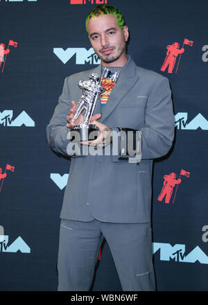 Newarke, STATI UNITI D'AMERICA. 26 Ago, 2019. J Balvin pone in sala stampa al 2019 MTV Video Music Awards che si è tenuto presso il Centro Prudential su agosto 26, 2019 a Newark, New Jersey, Stati Uniti. Credito: Image Press Agency/Alamy Live News Foto Stock