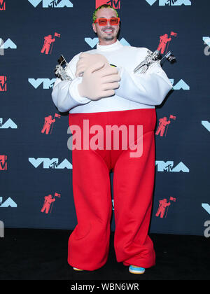 Newarke, STATI UNITI D'AMERICA. 26 Ago, 2019. J Balvin pone in sala stampa al 2019 MTV Video Music Awards che si è tenuto presso il Centro Prudential su agosto 26, 2019 a Newark, New Jersey, Stati Uniti. Credito: Image Press Agency/Alamy Live News Foto Stock