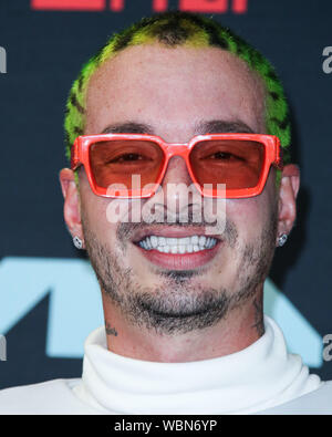 Newarke, STATI UNITI D'AMERICA. 26 Ago, 2019. J Balvin pone in sala stampa al 2019 MTV Video Music Awards che si è tenuto presso il Centro Prudential su agosto 26, 2019 a Newark, New Jersey, Stati Uniti. Credito: Image Press Agency/Alamy Live News Foto Stock