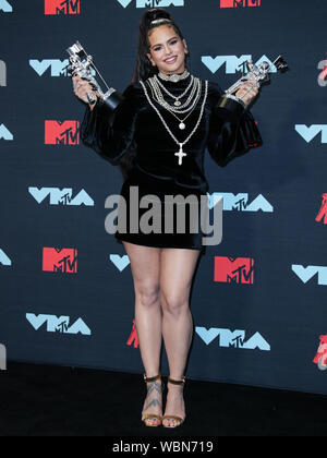 Newarke, STATI UNITI D'AMERICA. 26 Ago, 2019. Il cantante Rosalia Vila Tobella pone in sala stampa al 2019 MTV Video Music Awards che si è tenuto presso il Centro Prudential su agosto 26, 2019 a Newark, New Jersey, Stati Uniti. Credito: Image Press Agency/Alamy Live News Foto Stock