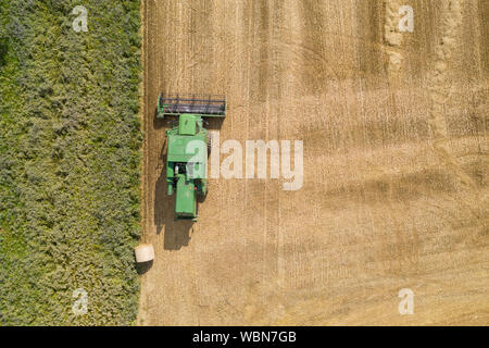 Veduta aerea di un verde mietitrebbia in un campo di fattoria Foto Stock