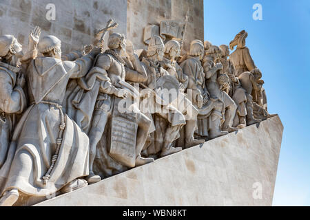 Le figure sul monumento alle scoperte del nuovo mondo, Belem, Lisbona, Portogallo. Foto Stock