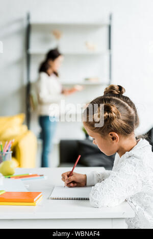 Messa a fuoco selettiva di graziosi kid disegno con matita colorata Foto Stock