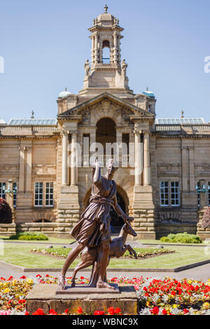 Statua di Diana cacciatrice di fronte Cartwright Hall, la Civica Galleria d'arte in Lister Park, Bradford, West Yorkshire, Inghilterra Foto Stock