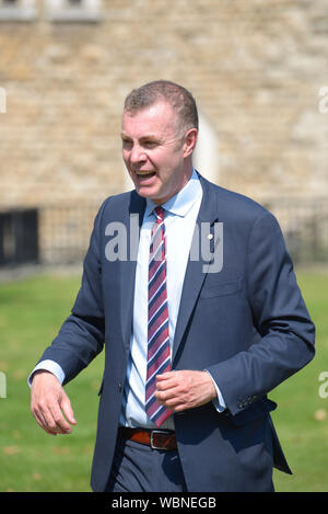 Adam Price - membro dell'Assemblea gallese per Carmarthen East e Dinefwr e leader di Plaid Cymru dal 2018 - su College Green, Westminster, 2019 Foto Stock