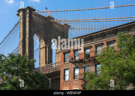 Brooklyn New York, vista la torre est del ponte di Brooklyn con un tipico appartamento Brooklyn edificio in primo piano, New York City, Stati Uniti d'America Foto Stock