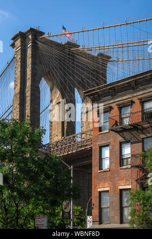 Brooklyn New York, vista la torre est del ponte di Brooklyn con un tipico appartamento Brooklyn edificio in primo piano, New York City, Stati Uniti d'America Foto Stock