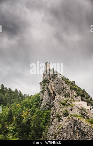La cittadella medioevale di Entrevaux siede su uno sperone roccioso sopra la valle del Var nelle Alpes-de-Haute-Provence regione della Francia Foto Stock