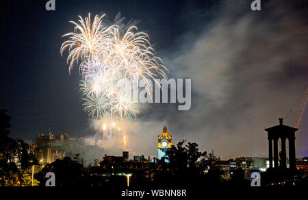 Il Festival di Edimburgo fuochi d'artificio, da Calton Hill, Scozia. Foto Stock