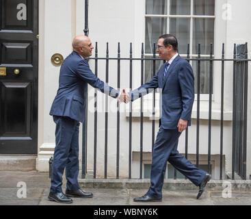 11 Downing Street, Londra, Regno Unito. Il 27 agosto 2019. Cancelliere dello scacchiere britannico Sajid Javid incontra Steven Mnuchin, Stati Uniti Segretario del Tesoro, per la prima volta oggi. Credito: Malcolm Park/Alamy Live News. Foto Stock