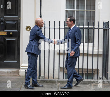 11 Downing Street, Londra, Regno Unito. Il 27 agosto 2019. Cancelliere dello scacchiere britannico Sajid Javid incontra Steven Mnuchin, Stati Uniti Segretario del Tesoro, per la prima volta oggi. Credito: Malcolm Park/Alamy Live News. Foto Stock