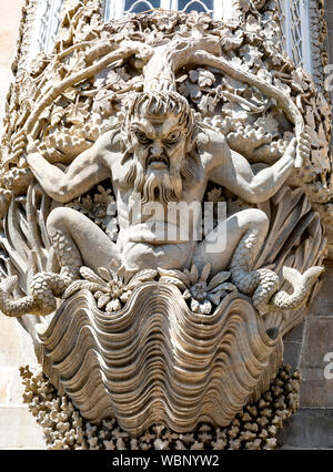 Stone carving decorativo di mitologia triton, pena Palace, Sintra, Portogallo. Foto Stock