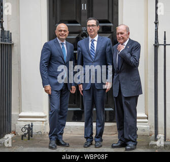 11 Downing Street, Londra, Regno Unito. Il 27 agosto 2019. Cancelliere dello scacchiere britannico Sajid Javid incontra Steven Mnuchin, Stati Uniti Segretario del Tesoro, per la prima volta oggi. Anche in shot (destra); Stati Uniti Direttore del Consiglio nazionale economico, Larry Kudlow. Credito: Malcolm Park/Alamy Live News. Foto Stock