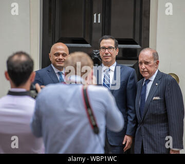 11 Downing Street, Londra, Regno Unito. Il 27 agosto 2019. Cancelliere dello scacchiere britannico Sajid Javid incontra Steven Mnuchin, Stati Uniti Segretario del Tesoro, per la prima volta oggi. Anche in shot (destra); Stati Uniti Direttore del Consiglio nazionale economico, Larry Kudlow. Credito: Malcolm Park/Alamy Live News. Foto Stock