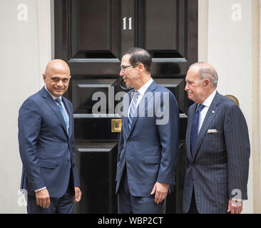 11 Downing Street, Londra, Regno Unito. Il 27 agosto 2019. Cancelliere dello scacchiere britannico Sajid Javid incontra Steven Mnuchin, Stati Uniti Segretario del Tesoro, per la prima volta oggi. Anche in shot (destra); Stati Uniti Direttore del Consiglio nazionale economico, Larry Kudlow. Credito: Malcolm Park/Alamy Live News. Foto Stock