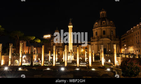Il Foro di Traiano di notte in Piazza Venezia con la Chiesa del Santo Nome di Maria al Foro di Traiano Roma Italia Foto Stock