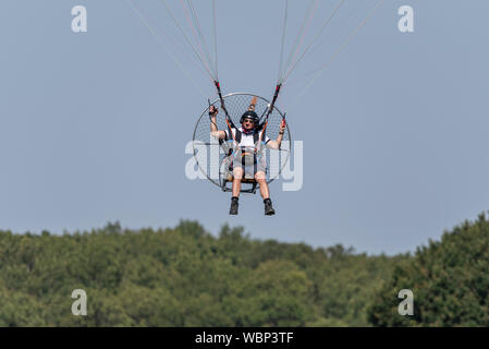 Parapendio motorizzato, PPG, pilota paramotore che arriva per atterrare al Children in Need Little Gransden Air and Car Show Foto Stock