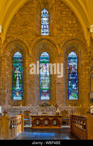 DORNOCH SUTHERLAND Dornoch Cathedral INTERIOR VETRATE sopra l altare di legno Foto Stock