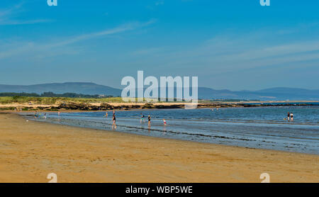 DORNOCH SUTHERLAND Scozia persone in mare e sulla sabbia della spiaggia a Dornoch in estate Foto Stock