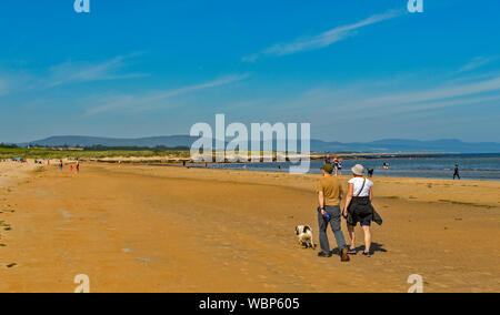 DORNOCH SUTHERLAND Scozia persone in mare e sulla sabbia della spiaggia a Dornoch in un giorno di estate Foto Stock