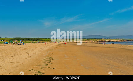 DORNOCH SUTHERLAND Scozia persone sulle sabbie della spiaggia a Dornoch in estate Foto Stock