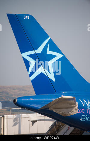 Volo Air Transat visto sul tarmac all'Aeroporto Internazionale di Glasgow, in attesa della partenza per Toronto sulla rotta canadese Affair che va a Calgary e Vancouver da Glasgow pure. Foto Stock