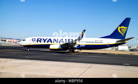 Ryanair Boeing 737-8come sul piazzale dell'aeroporto di Luton, Inghilterra. Foto Stock