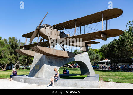 Statua della Santa Cruz Fairey idrovolante utilizzato da Coutinho e Cabral per il loro volo transatlantico Belem, Lisbona, Portogallo Foto Stock